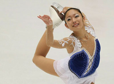 안도 미키(일본)가 8일 오후 베이징 수도체육관에서 열린 2008-2009 국제빙상경기연맹(ISU) 시니어 피겨스케이팅 그랑프리 3차 대회 '컵 오브 차이나' 여자 싱글 프리스케이팅에서 우아한 스파이럴 연기를 펼치고 있다. 