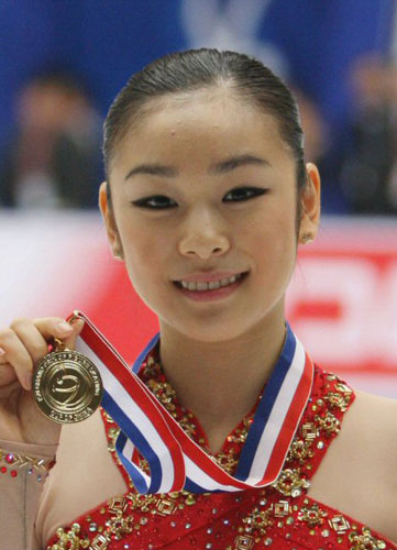 '피겨 퀸' 김연아가 8일 오후 베이징 수도체육관에서 열린 2008-2009 국제빙상경기연맹(ISU) 시니어 피겨스케이팅 그랑프리 3차 대회 '컵 오브 차이나' 여자 싱글 시상식에서 금메달을 목에 걸고 포즈를 취하고 있다. 김연아는 이날 금메달로 그랑프리 시리즈 5개대회 연속 우승의 쾌거를 달성했다. 
