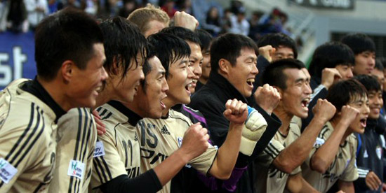   9일 인천 문학경기장에서 열린 삼성 하우젠 K-리그 2008 수원 삼성과 인천 유나이티드와의 경기에서 수원이 인천에 3-1로 물리쳐 정규리그 1위를 차지했다.
 경기가 끝난 뒤 수원 차범근 감독과 선수들이 기뻐하고 있다. 