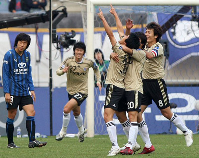  9일 오후 인천월드컵경기장에서 열린 프로축구 삼성 하우젠 K리그 2008 수원 삼성과 인천 유나이티드 경기에서 수원 홍순학이 후반 골을 넣은뒤 환호하고 있다. 