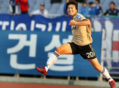   9일 오후 인천월드컵경기장에서 열린 프로축구 삼성 하우젠 K리그 2008 수원 삼성과 인천 유나이티드 경기에서 수원 백지훈이 첫골을 넣은뒤 환호하고 있다. 