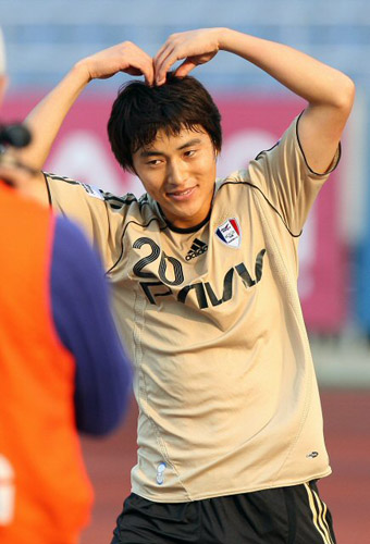   9일 오후 인천월드컵경기장에서 열린 프로축구 삼성 하우젠 K리그 2008 수원 삼성과 인천 유나이티드 경기에서 수원 백지훈이 첫골을 넣은뒤 하트 모양을 만들며 환호하고 있다. 