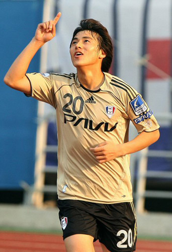   9일 오후 인천월드컵경기장에서 열린 프로축구 삼성 하우젠 K리그 2008 수원 삼성과 인천 유나이티드 경기에서 수원 백지훈이 첫골을 넣은뒤 환호하고 있다. 