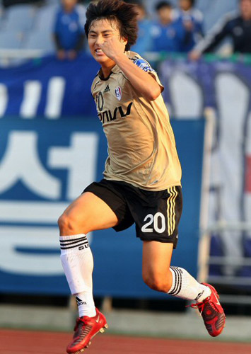   9일 오후 인천월드컵경기장에서 열린 프로축구 삼성 하우젠 K리그 2008 수원 삼성과 인천 유나이티드 경기에서 삼성 백지훈이 첫골을 넣은뒤 환호하고 있다. 