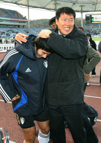  9일 오후 인천월드컵경기장에서 열린 프로축구 삼성 하우젠 K리그 2008 수원 삼성과 인천 유나이티드 경기에서 승리한 수원삼성 차범근 감독이 백지훈과 기뻐하고 있다. 