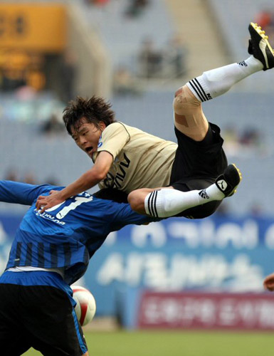   9일 인천 문학경기장에서 열린 삼성 하우젠 K-리그 2008 수원 삼성과 인천 유나이티드와의 경기에서 수원 곽희주와 인천 라돈치치가 볼을 다투고 있다. 
 