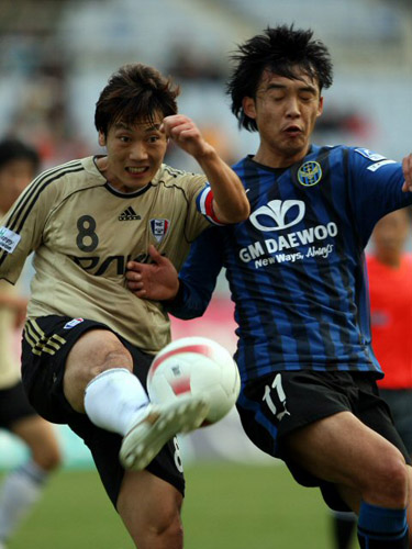  9일 인천 문학경기장에서 열린 삼성 하우젠 K-리그 2008 수원 삼성과 인천 유나이티드와의 경기에서 수원 송종국이 인인천 방승환에 앞서 공을 따내 패스를 하고 있다. 