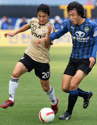  9일 오후 인천월드컵경기장에서 열린 프로축구 삼성 하우젠 K리그 2008 수원 삼성과 인천 유나이티드 경기에서 첫골을 넣은 수원 백지훈이 상대 문전으로 공격을 하고 있다. 