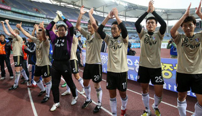 9일 오후 인천월드컵경기장에서 열린 프로축구 삼성 하우젠 K리그 2008 수원 삼성과 인천 유나이티드 경기에서 승리한 수원삼성 선수들이 환호하고 있다. 