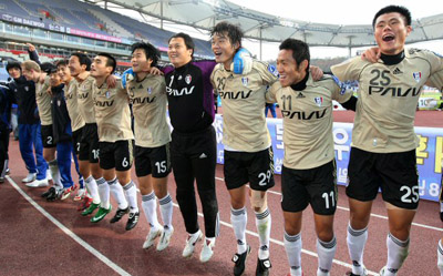 9일 오후 인천월드컵경기장에서 열린 프로축구 삼성 하우젠 K리그 2008 수원 삼성과 인천 유나이티드 경기에서 승리한 수원삼성 선수들이 환호하고 있다. 