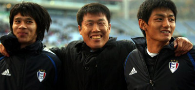 9일 오후 인천월드컵경기장에서 열린 프로축구 삼성 하우젠 K리그 2008 수원 삼성과 인천 유나이티드 경기에서 승리한 수원 차범근 감독이 선수들과 기뻐하고 있다. 
