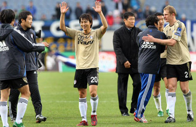  9일 오후 인천월드컵경기장에서 열린 프로축구 삼성 하우젠 K리그 2008 수원 삼성과 인천 유나이티드 경기에서 승리한 수원삼성 선수들이 승리의 기쁨을 나누고 있다. 