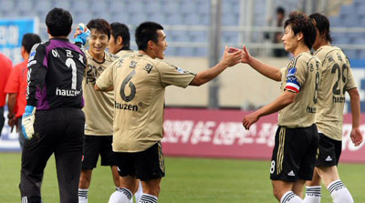 9일 오후 인천월드컵경기장에서 열린 프로축구 삼성 하우젠 K리그 2008 수원 삼성과 인천 유나이티드 경기에서 승리한 수원삼성 선수들이 환호하고 있다. 