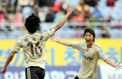  9일 인천 문학경기장에서 열린 삼성 하우젠 K-리그 2008 수원 삼성과 인천 유나이티드와의 경기에서 수원 배기종이 추가골을 터뜨린 뒤 백지훈과 기뻐하고 있다. 