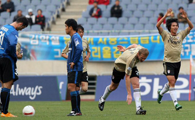   9일 오후 인천월드컵경기장에서 열린 프로축구 삼성 하우젠 K리그 2008 수원 삼성과 인천 유나이티드 경기에서 수원 배기종이 후반 골을 넣은뒤 환호하고 있다. 