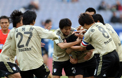   9일 인천 문학경기장에서 열린 삼성 하우젠 K-리그 2008 수원 삼성과 인천 유나이티드와의 경기에서 수원 홍순학이 1-0으로 앞선 상황에서 추가골을 넣은 뒤 동료에 파묻힌 채 축하를 받고 있다. 