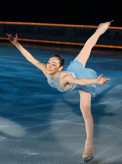  그랑프리 시리즈 5개 대회 연속 우승의 쾌거를 달성한 김연아가 9일 오후 베이징 수도체육관에서 열린 2008-2009 국제빙상경기연맹(ISU) 시니어 피겨스케이팅 그랑프리 3차 대회 '컵 오브 차이나' 갈라쇼에서 배경음악인 '온리 호프(only hope)에 맞춰 아름다운 연기를 펼치고 있다. 