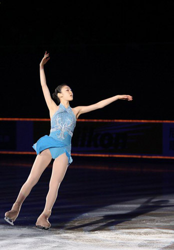  그랑프리 시리즈 5개 대회 연속 우승의 쾌거를 달성한 김연아가 9일 오후 베이징 수도체육관에서 열린 2008-2009 국제빙상경기연맹(ISU) 시니어 피겨스케이팅 그랑프리 3차 대회 '컵 오브 차이나' 갈라쇼에서 배경음악인 '온리 호프(only hope)에 맞춰 아름다운 연기를 펼치고 있다. 