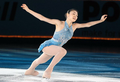  그랑프리 시리즈 5개 대회 연속 우승의 쾌거를 달성한 김연아가 9일 오후 베이징 수도체육관에서 열린 2008-2009 국제빙상경기연맹(ISU) 시니어 피겨스케이팅 그랑프리 3차 대회 '컵 오브 차이나' 갈라쇼에서 배경음악인 '온리 호프(only hope)에 맞춰 아름다운 연기를 펼치고 있다. 