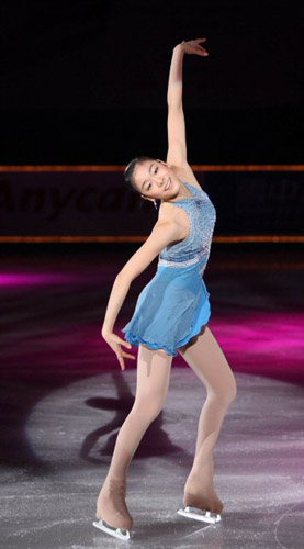   그랑프리 시리즈 5개 대회 연속 우승의 쾌거를 달성한 김연아가 9일 오후 베이징 수도체육관에서 열린 2008-2009 국제빙상경기연맹(ISU) 시니어 피겨스케이팅 그랑프리 3차 대회 '컵 오브 차이나' 갈라쇼에서 배경음악인 '죽음의 무도'에 맞춰 앙코르 연기를 펼치고 있다. 
 