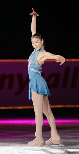  그랑프리 시리즈 5개 대회 연속 우승의 쾌거를 달성한 김연아가 9일 오후 베이징 수도체육관에서 열린 2008-2009 국제빙상경기연맹(ISU) 시니어 피겨스케이팅 그랑프리 3차 대회 '컵 오브 차이나' 갈라쇼에서 배경음악인 '죽음의 무도'에 맞춰 앙코르 연기를 펼치고 있다. 