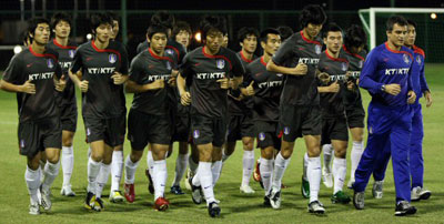 2010 남아프리카공화국 월드컵 아시아지역 최종예선 3차전인 사우디아라비아와 일전을 앞둔 축구대표팀이 16일 오후 6시(한국시간 16일 자정) 카타르 도하 아스파이어 경기장에서 훈련을 하고 있다. 대표팀은 19일 오후(현지시간) 리야드에서 사우디와 결전을 벌인다. 