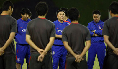 2010 남아프리카공화국 월드컵 아시아지역 최종예선 3차전인 사우디아라비아와 일전을 앞둔 축구대표팀이 16일 오후 6시(한국시간 16일 자정) 카타르 도하 아스파이어 경기장에서 열린 훈련에서 허정무 감독의 지시를 듣고 있다. 대표팀은 19일 오후(현지시간) 리야드에서 사우디와 결전을 벌인다. 