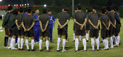 2010 남아프리카공화국 월드컵 아시아지역 최종예선 3차전인 사우디아라비아와 일전을 앞둔 축구대표팀이 16일 오후 6시(한국시간 16일 자정) 카타르 도하 아스파이어 경기장에서 열린 훈련에서 허정무 감독의 지시를 듣고 있다. 대표팀은 19일 오후(현지시간) 리야드에서 사우디와 결전을 벌인다. 