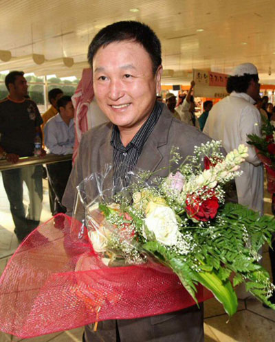 축구 대표팀이 2010 남아프리카공화국 월드컵 아시아지역 최종예선 3차전인 사우디아라비아와 일전을 앞둔 가운데 17일 오후 (한국시간 17일 저녁) 허정무 감독이 킹 칼리드 국제공항을 통해 사우디아라비아 리야드에 도착하며 교민들의 환영을 받고 있다. 대표팀은 19일 오후(현지시간) 리야드에서 사우디와 결전을 벌인다. 