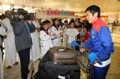축구 대표팀이 2010 남아프리카공화국 월드컵 아시아지역 최종예선 3차전인 사우디아라비아와 일전을 앞둔 가운데 17일 오후 (한국시간 17일 저녁) 이영표가 교민들의 환영을 받으며 킹 칼리드 국제공항을 통해 사우디아라비아 리야드에 도착하고 있다. 대표팀은 19일 오후(현지시간) 리야드에서 사우디와 결전을 벌인다. 