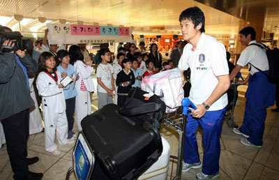 축구 대표팀이 2010 남아프리카공화국 월드컵 아시아지역 최종예선 3차전인 사우디아라비아와 일전을 앞둔 가운데 17일 오후 (한국시간 17일 저녁) 축구대표팀이 킹 파드 국제공항을 통해 사우디아라비아 리야드에 도착하고 있다. 대표팀은 19일 오후(현지시간) 리야드에서 사우디와 결전을 벌인다. 