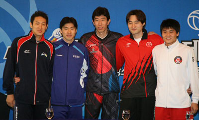 19일 오전 서울 소공동 롯데호텔에서 열린 '2008∼2009 남자 프로배구 미디어데이' 행사에서 대한항공의 장관균, 삼성화재의 석진욱, 현대캐피탈의 후인정, LIG손해보험의 이경수, 한국전력의 정평호(왼쪽부터)가 포즈를 취하고 있다. 