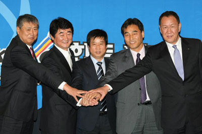 18일 오전 서울 소공동 롯데호텔에서 열린 '2008∼2009 남자 프로배구 미디어데이' 행사에서 5개 팀 감독들이 선전을 다짐하며 손을 모으고 있다. 왼쪽부터 진준택 대한항공 감독, 신치용 삼성화재 감독, 김호철 현대캐피탈 감독, 공정배 한국전력 감독, 박기원 LIG손해보험 감독. 