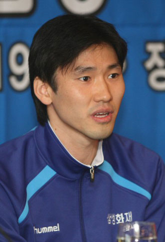19일 오전 서울 소공동 롯데호텔에서 열린 '2008∼2009 남자 프로배구 미디어데이' 행사에서 삼성화재 석진욱이 취재진의 질문에 답변하고 있다. 