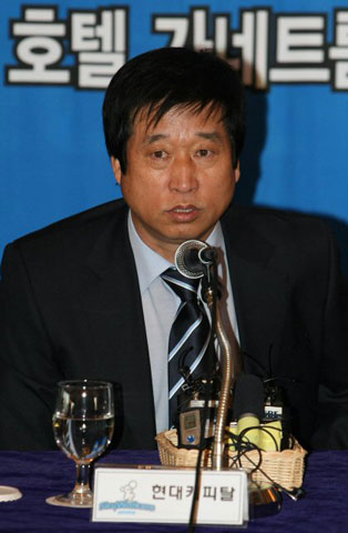 18일 오전 서울 소공동 롯데호텔에서 열린 '2008∼2009 남자 프로배구 미디어데이' 행사에서 김호철 현대캐피탈 감독이 기자들의 질문에 답하고 있다. 