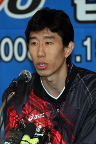 19일 오전 서울 소공동 롯데호텔에서 열린 '2008∼2009 남자 프로배구 미디어데이' 행사에서 현대캐피탈의 후인정이 취재진의 질문에 답변하고 있다. 
