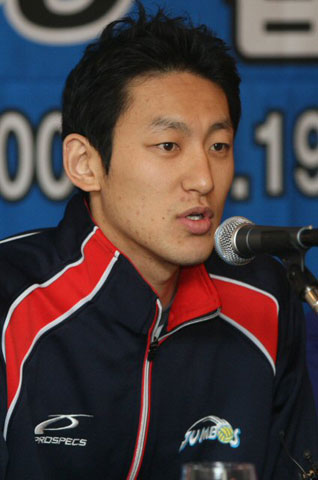 19일 오전 서울 소공동 롯데호텔에서 열린 '2008∼2009 남자 프로배구 미디어데이' 행사에서 대한항공 장광균이 취재진의 질문에 답변하고 있다. 