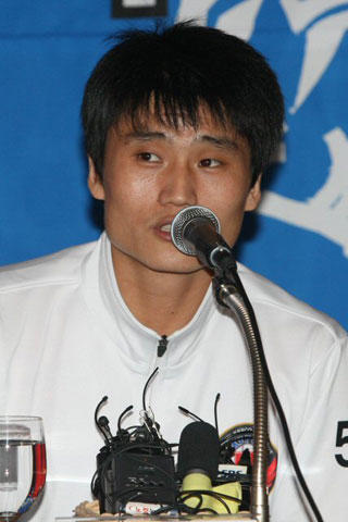 19일 오전 서울 소공동 롯데호텔에서 열린 '2008∼2009 남자 프로배구 미디어데이' 행사에서 한국전력 정평호가 취재진의 질문에 답변하고 있다. 