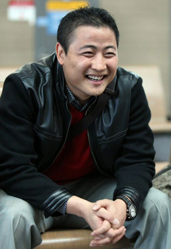 일본프로야구 진출을 타진해 온 좌완투수 이혜천이 19일 오후 일본으로 출국하기에 앞서 인천공항에서 취재진의 질문에 답하고 있다. 
