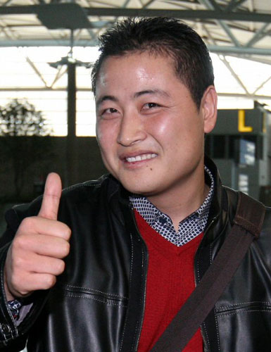 일본프로야구 진출을 타진해 온 좌완투수 이혜천이 19일 오후 인공항에서 일본으로 출국하며 취재진 등에게 인사를 하고 있다. 