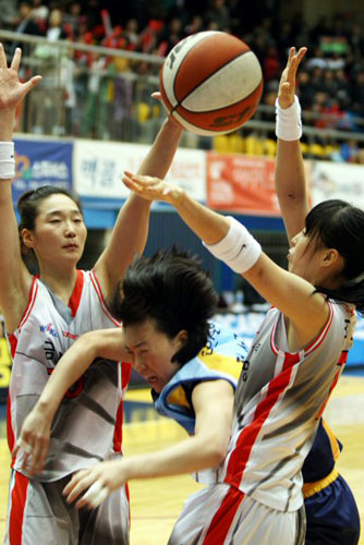 19일 경기도 구리실내체육관에서 열린 KB국민은행 2008∼2009 여자프로농구 구리 금호생명과 안산 신한은행의 경기에서 신한 정선민이 금호의 집중수비에 막혀 공을 놓치고 있다. 