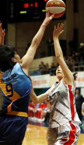 19일 경기도 구리실내체육관에서 열린 KB국민은행 2008∼2009 여자프로농구 구리 금호생명과 안산 신한은행의 경기에서 신한 정선민이 금호 한채진의 슛을 막고 있다. 
