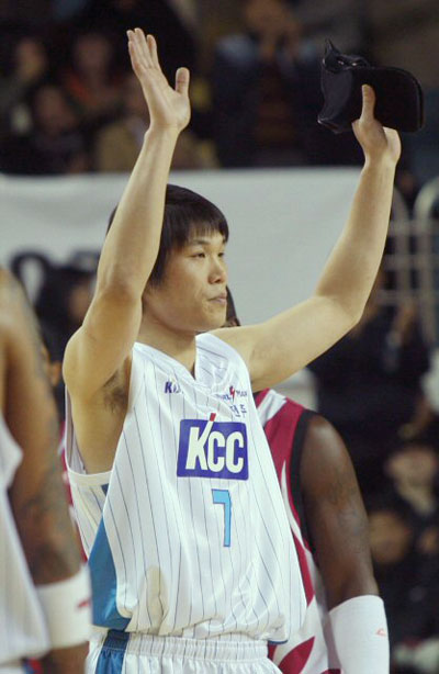 19일 전주실내체육관에서 열린 프로농구 전주 KCC와 창원 LG의 경기에서 KCC 서장훈이 개인통산 1만 득점을 기록한 뒤 관람객들을 향해 손을 흔들고 있다.

전주 KCC의 '국보급 센터' 서장훈(34)이 프로농구 정규리그에서 최초로 1만득점을 넣기까지는 만 10년이 조금 넘게 걸렸다. 

1998년 11월14일 대구 동양(현 대구 오리온스)과 경기에서 첫 득점을 올린 서장훈은 2008년 11월19일 창원 LG 전 1쿼터 49초만에 골밑슛으로 득점을 올리며 2점 남았던 1만점을 채웠다. 

 