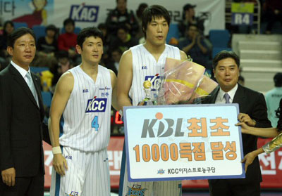 19일 전주실내체육관에서 열린 프로농구 전주 KCC와 창원 LG의 경기에서 개인통산 1만 득점을 기록한 KCC 서장훈이 기념사진을 찍고 있다. 