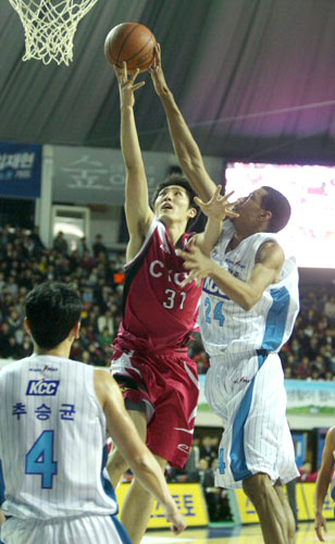 19일 전주실내체육관에서 열린 프로농구 전주 KCC와 창원 LG의 경기에서 KCC 하퍼(우측)가 LG 기승호의 레이업슛을 블록하고 있다. 