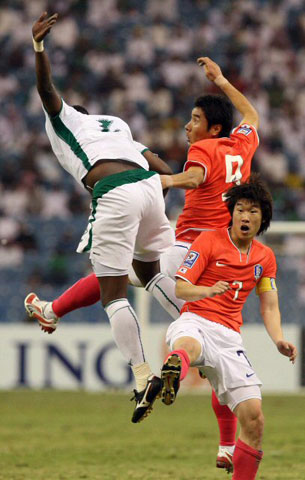 20일(한국시간) 사우디아라비아 리야드의 킹파드 스타디움에서 열린 2010 남아프리카공화국 월드컵 아시아지역 최종예선 3차전 대한민국-사우디아라비아 경기에서 한국 정성훈, 박지성이 상대 선수와 공중볼 경합을 벌이고 있다. 