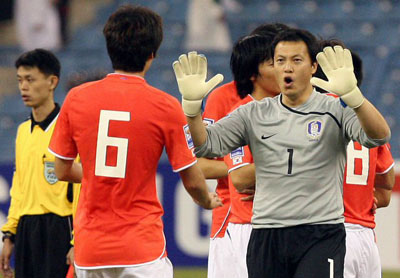 20일(한국시간) 사우디아라비아 리야드의 킹파드 스타디움에서 열린 2010 남아프리카공화국 월드컵 아시아지역 최종예선 3차전 대한민국-사우디아라비아 경기에서 한국 이운재 골키퍼(오른쪽)가 2대0 완승을 자축하며 팀 동료와 함께 기뻐하고 있다. 