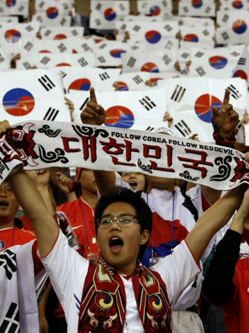 20일(한국시간) 사우디아라비아 리야드의 킹파드 스타디움에서 열린 2010 남아프리카공화국 월드컵 아시아지역 최종예선 3차전 대한민국-사우디아라비아 경기에서 한국 축구팬이 열정적인 응원을 펼치고 있다. 