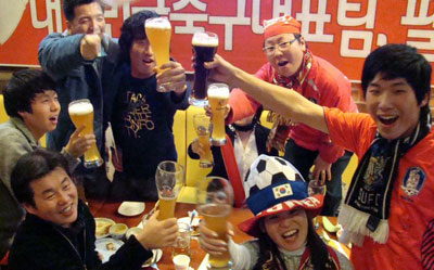 2010 남아공월드컵 아시아지역 최종예선 한국과 사우디의 경기가 열린 20일 오전 서울교대 부근에 위치한 한 축구카페에서 추구 팬들이 한국의 승리를 축하하는 건배를 하고 있다.이날 응원전에는 역대 프로축구 득점왕 멤버인 박윤기, 최상국, 이기근, 차상해, 유상철 등이 모였다. 