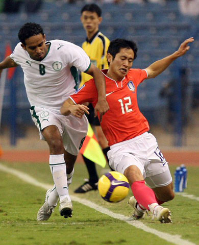 20일(한국시간) 사우디아라비아 리야드의 킹파드 스타디움에서 열린 2010 남아프리카공화국 월드컵 아시아지역 최종예선 3차전 대한민국-사우디아라비아 경기에서 한국 이영표(오른쪽)가 상대 선수와 치열한 볼다툼을 벌이고 있다. 이영표는 100번째 A매치에 출장해 차범근(121경기)과 홍명보(135경기), 황선홍(103경기), 유상철(122경기), 김태영(105경기), 이운재(109경기)에 이어 역대 7번째로 센추리클럽에 가입했다. 